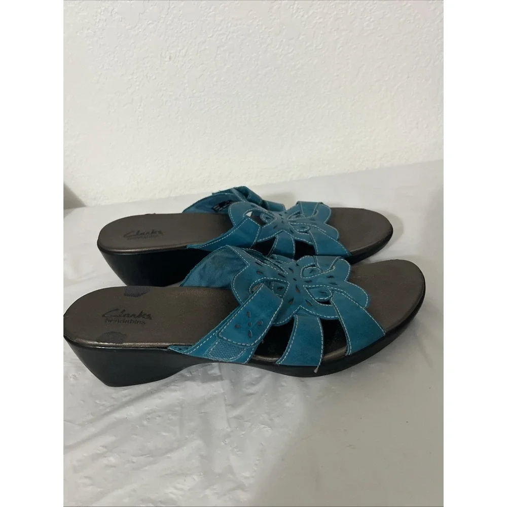 CLARKS Artisan Leather Floral 2.25 Wedge Teal Sandals Sz 11 Adjustable Comfort